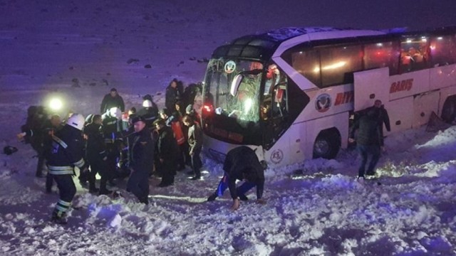 Türkiyədə avtobusu dərəyə aşdı,30 nəfər yaralandı