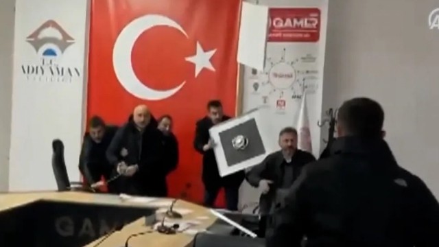 Türkiyədə nazirin mətbuat konfransı zamanı zəlzələ oldu- VİDEO