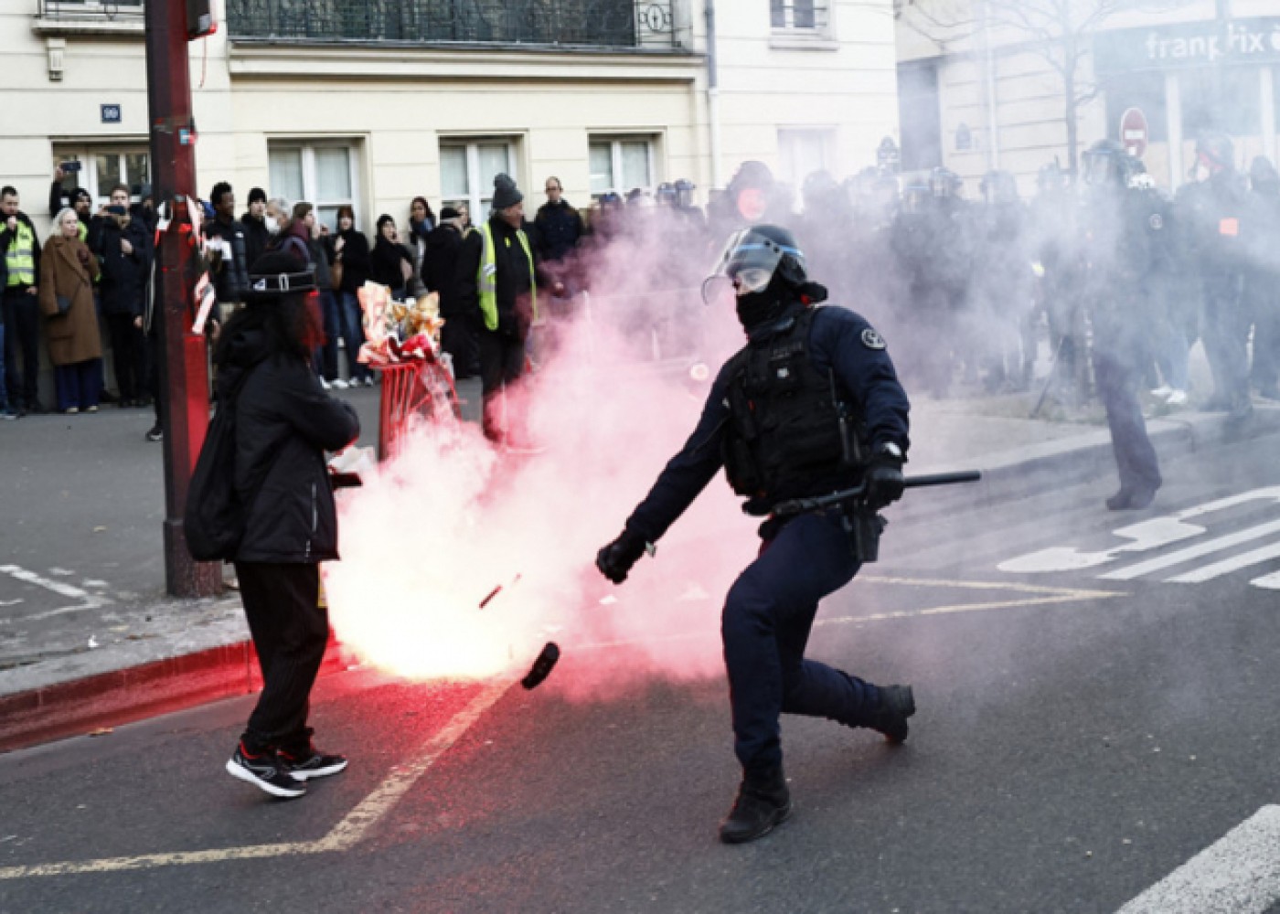 Parisdə etirazçılara gözyaşardıcı qaz tətbiqedilib