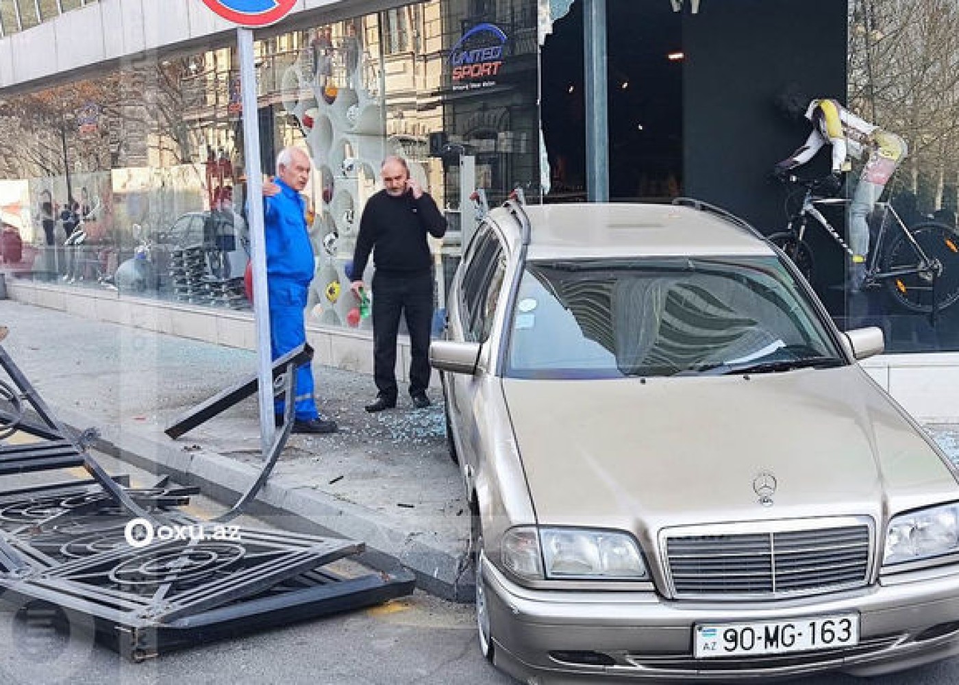 Bakıda QƏZA:"Mercedes" ticarət mərkəzinə girdi - FOTOLAR