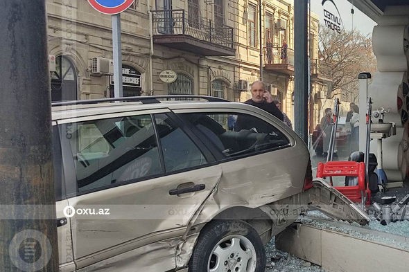 Bakıda QƏZA: "Mercedes" ticarət mərkəzinə girdi - FOTOLAR