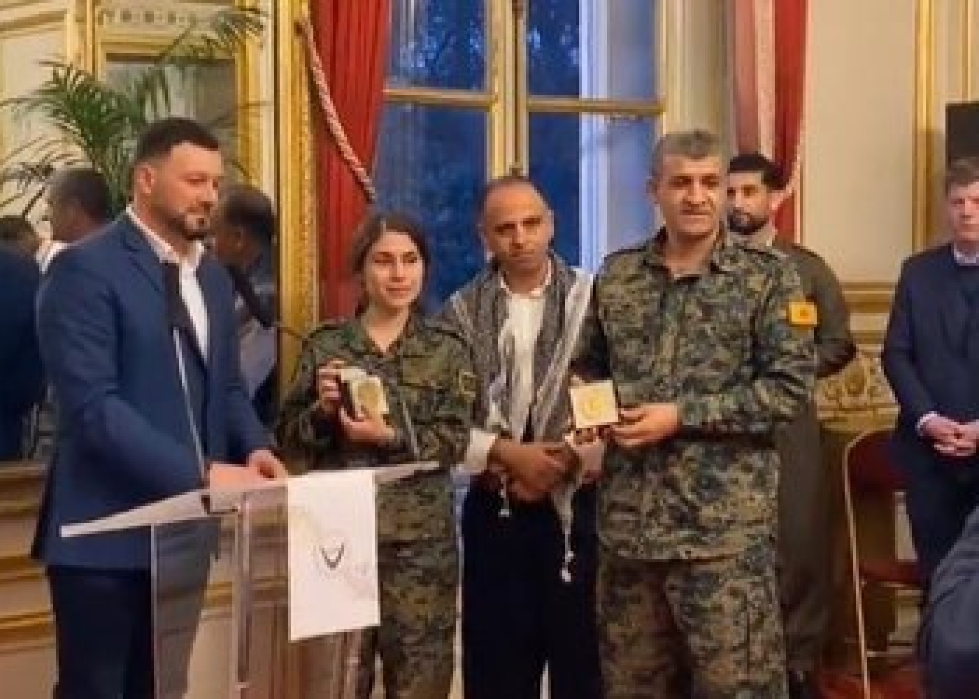 Fransa Senatında terrorçulara medal verildi
