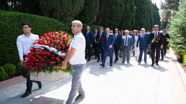 Su Ehtiyatları Agentliyinin kollektivi Heydər Əliyevin məzarını ziyarət edib -FOTOLAR