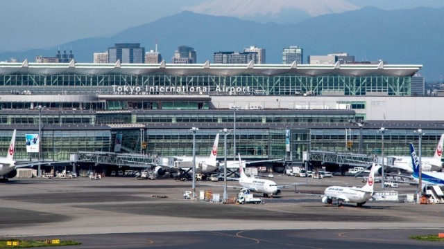 Tokio aeroportunda 2 təyyarə toqquşub