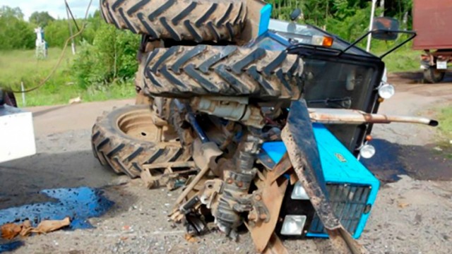 "VAZ"la traktor toqquşdu - 6 nəfər xəsarət aldı