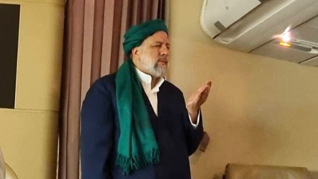 İran prezidenti təyyarədə namaz qıldı- FOTO