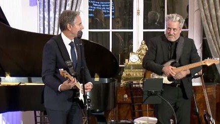 ABŞ dövlət katibi gitara çalıb, mahnı oxudu -VİDEO