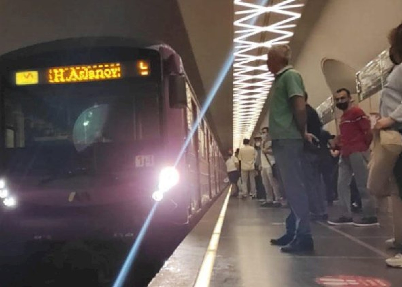 Metroda problem- Sərnişinlər qatardan düşürüldü