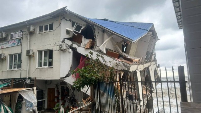 Soçidə güclü fırtına binanı uçurtdu -VİDEO