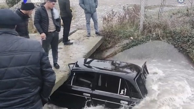 Qubada avtomobil su kanalına düşüb- VİDEO