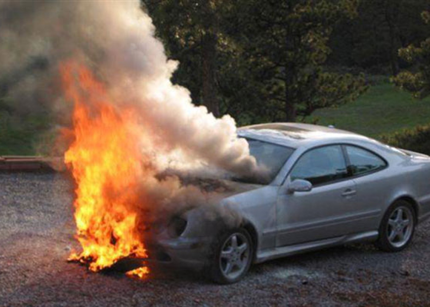 Abşeronda “Mercedes” yandı 