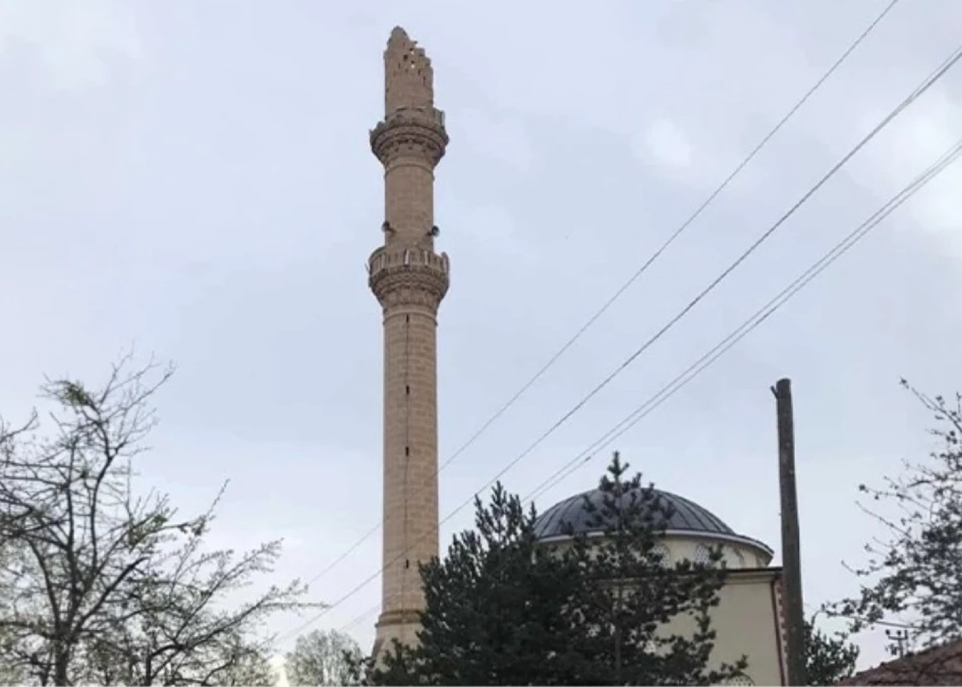 Türkiyədə zəlzələ məscidin minarəsini uçurdu -FOTO