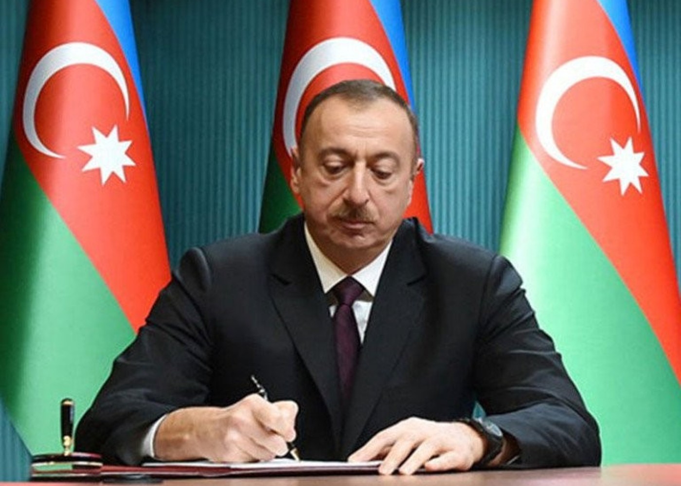 İlham Əliyev Almaniya Prezidentinin iqamətgahında xatirə kitabını imzaladı