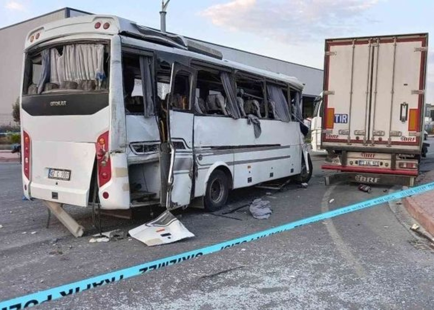 Türkiyədə avtobus yük maşını ilə toqquşdu- 17 nəfər yaralandı
