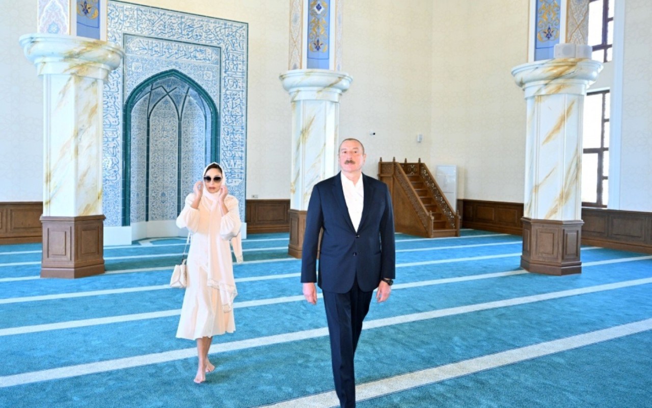 Prezident və birinci xanım Daşaltı kənd məscidinin açılışındaiştirak ediblər Prezident və birinci xanım Daşaltı kənd məscidinin açılışındaiştirak ediblər