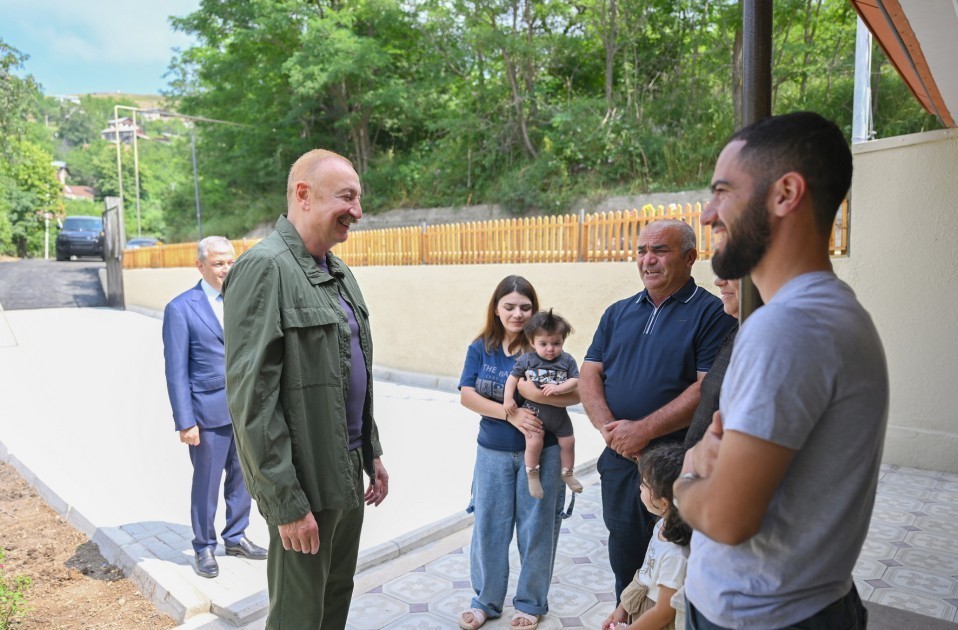 İlham Əliyev Kiçik Qaladərəsi kəndində olub, sakinlərlə görüşüb (FOTOLAR)