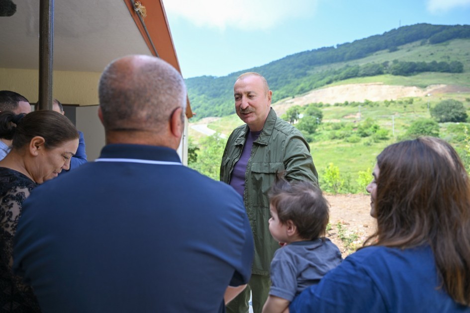 İlham Əliyev Kiçik Qaladərəsi kəndində olub, sakinlərlə görüşüb (FOTOLAR)