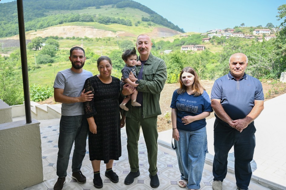 İlham Əliyev Kiçik Qaladərəsi kəndində olub, sakinlərlə görüşüb (FOTOLAR)