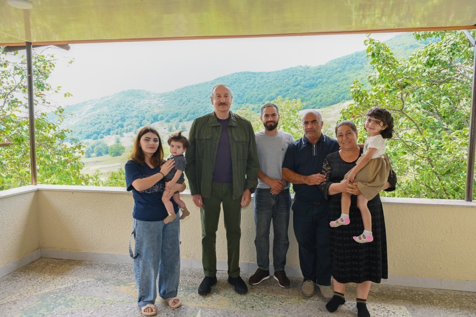 İlham Əliyev Kiçik Qaladərəsi kəndində olub, sakinlərlə görüşüb (FOTOLAR)