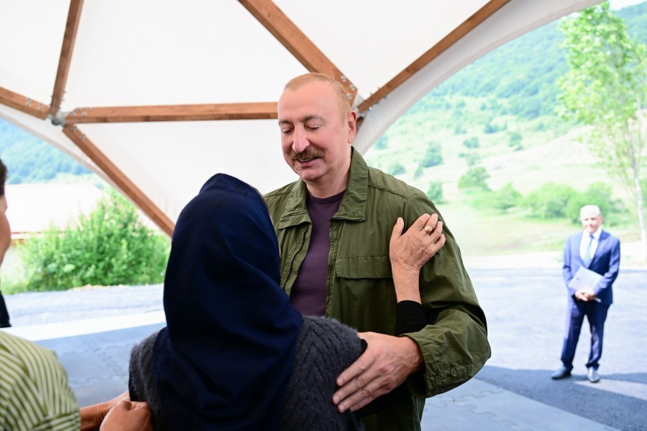 İlham Əliyev Kiçik Qaladərəsi kəndində olub, sakinlərlə görüşüb (FOTOLAR)