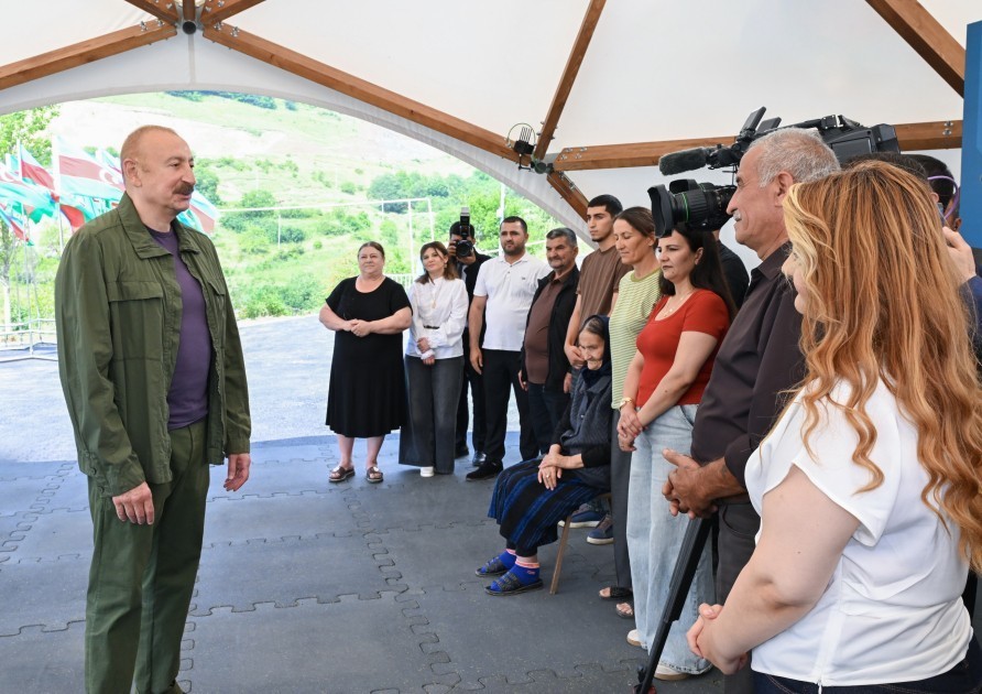 İlham Əliyev Kiçik Qaladərəsi kəndində olub, sakinlərlə görüşüb (FOTOLAR)