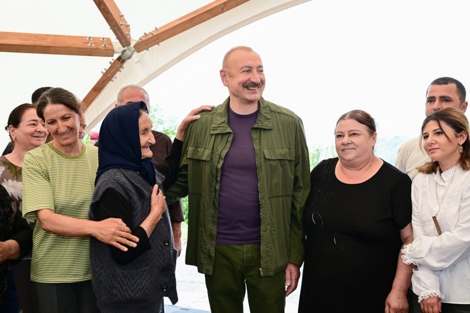 İlham Əliyev Kiçik Qaladərəsi kəndində olub, sakinlərlə görüşüb (FOTOLAR)