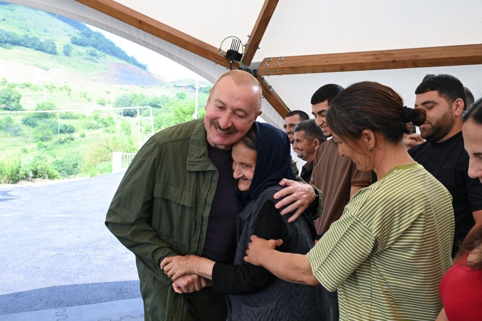 İlham Əliyev Kiçik Qaladərəsi kəndində olub, sakinlərlə görüşüb (FOTOLAR)