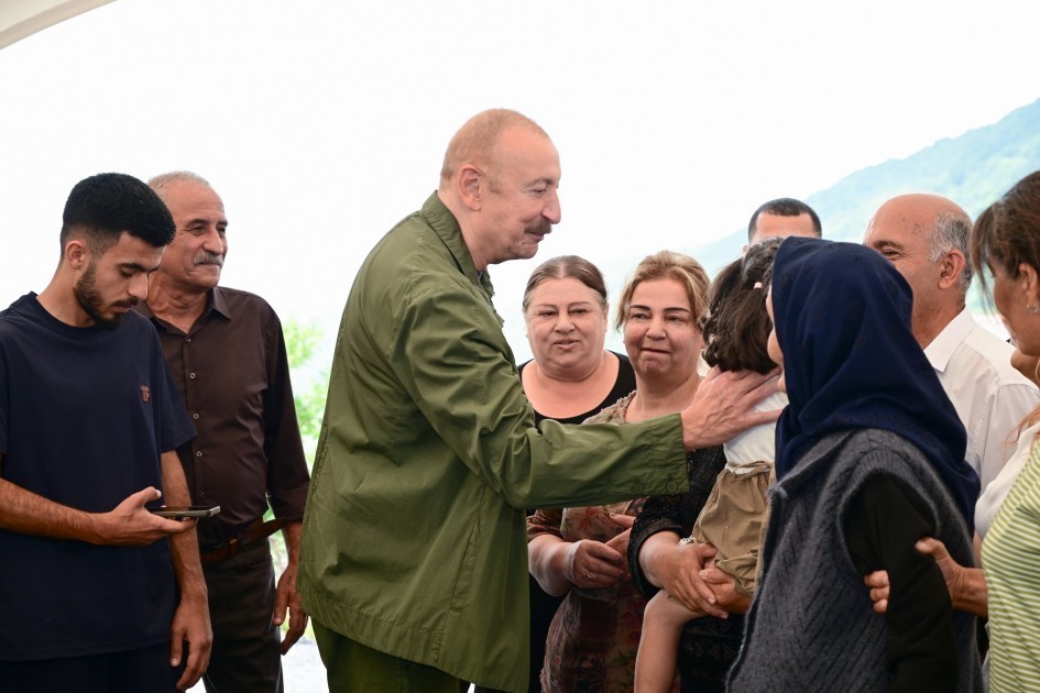 İlham Əliyev Kiçik Qaladərəsi kəndində olub, sakinlərlə görüşüb (FOTOLAR)