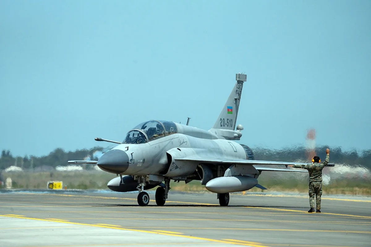 Pilotlarımız çətin döyüş manevrləri üzrə tapşırıqlar yerinə yetiriblər - FOTOLAR