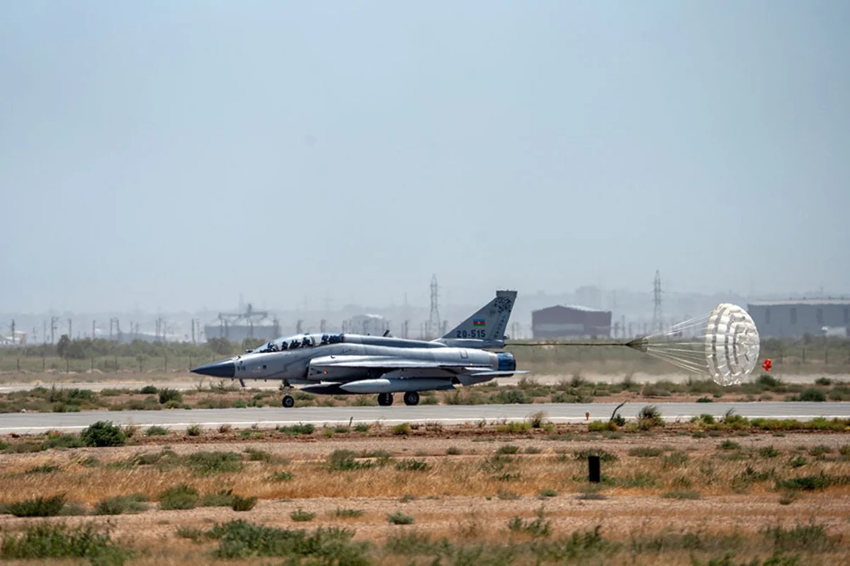 Pilotlarımız çətin döyüş manevrləri üzrə tapşırıqlar yerinə yetiriblər - FOTOLAR
