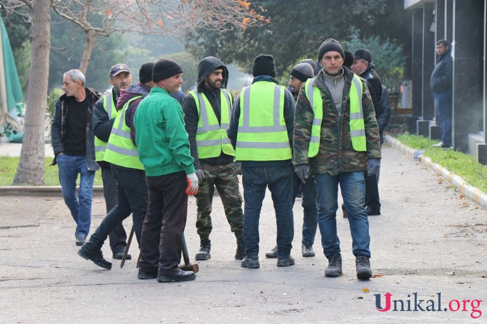 "Atatürk" parkında yenidənqurma işlərinə başlanıldı - FOTOLAR