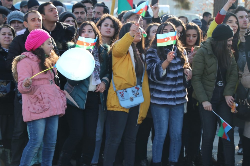 Müğənnilər qatarla Gəncəyə gedib, konsert verdilər (FOTOLAR)