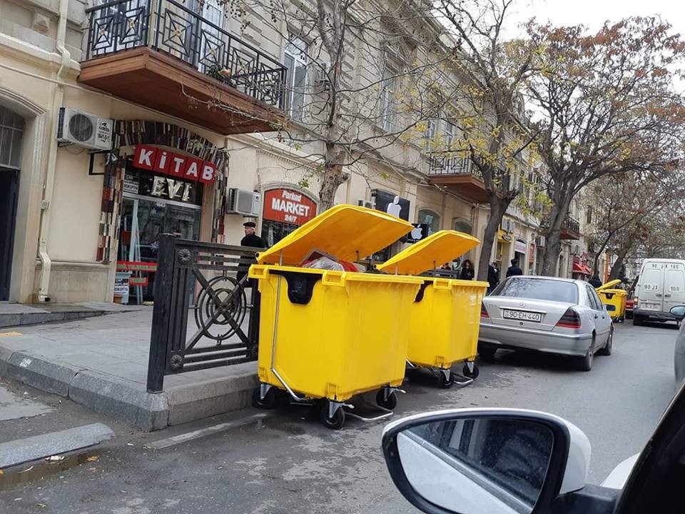 Eldar Əzizov Avropadan Bakıya yeni zibil qabları gətirtdi - FOTO