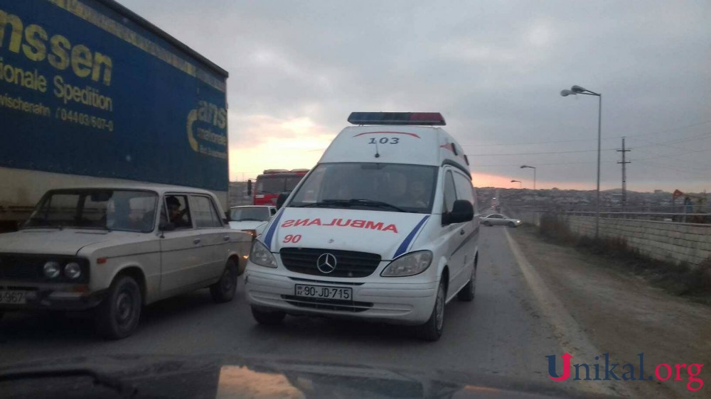 Abşeronda evakuatorla avtobus toqquşdu: yük  maşını aşdı -   yaralı var (FOTO)