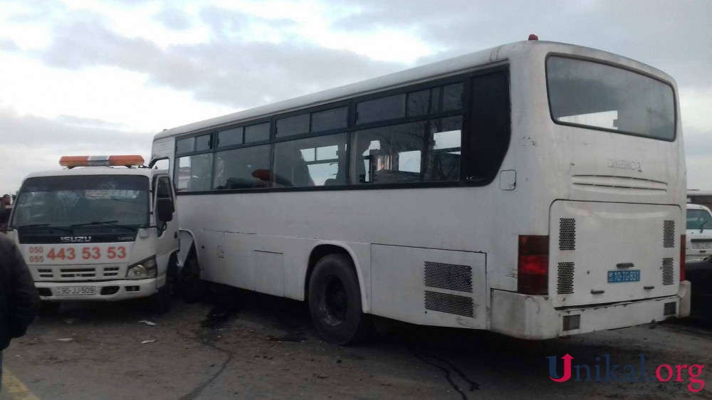 Abşeronda evakuatorla avtobus toqquşdu: yük  maşını aşdı -   yaralı var (FOTO)