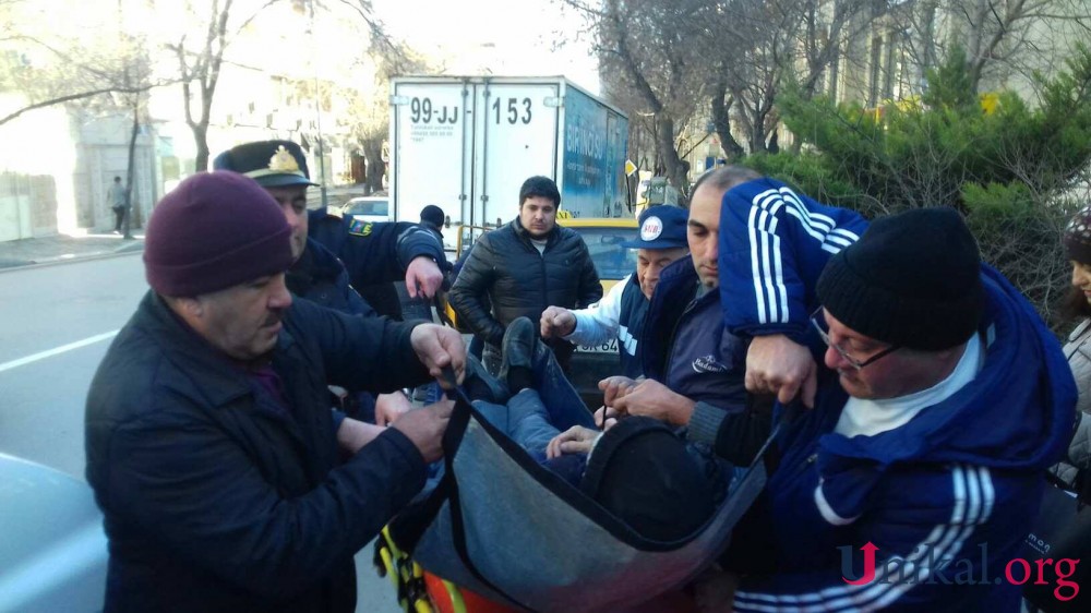 Bakıda OLAY: Halı pisləşən yaşlı kişi maşın yoluna yıxıldı (FOTO-VİDEO)