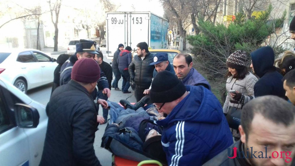 Bakıda OLAY: Halı pisləşən yaşlı kişi maşın yoluna yıxıldı (FOTO-VİDEO)