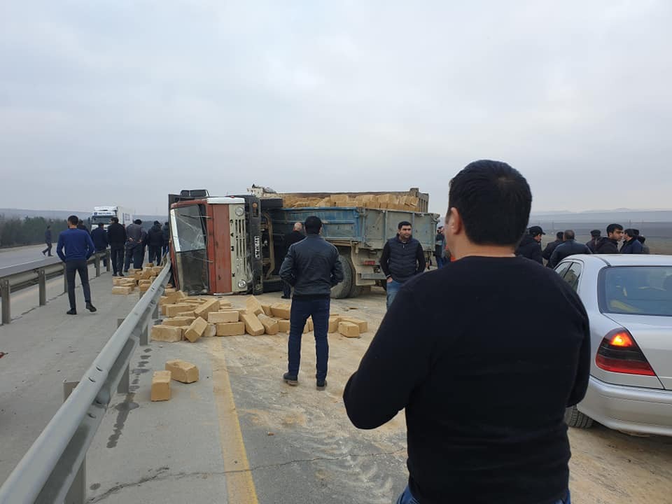 “KamAZ” aşdı, yol bağlandı - FOTO