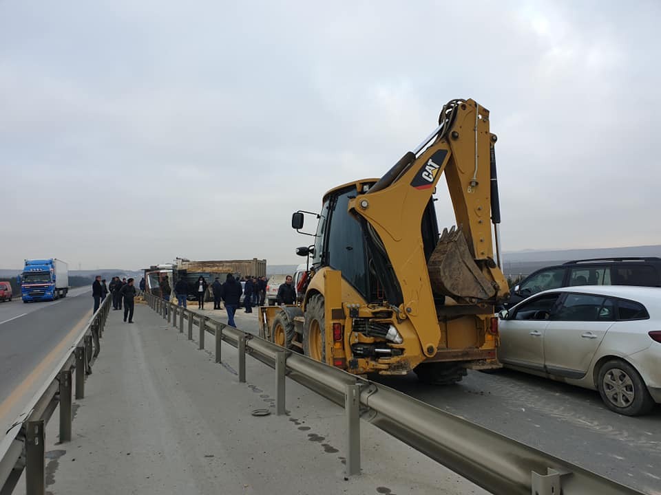 “KamAZ” aşdı, yol bağlandı - FOTO