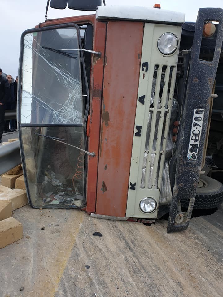 “KamAZ” aşdı, yol bağlandı - FOTO