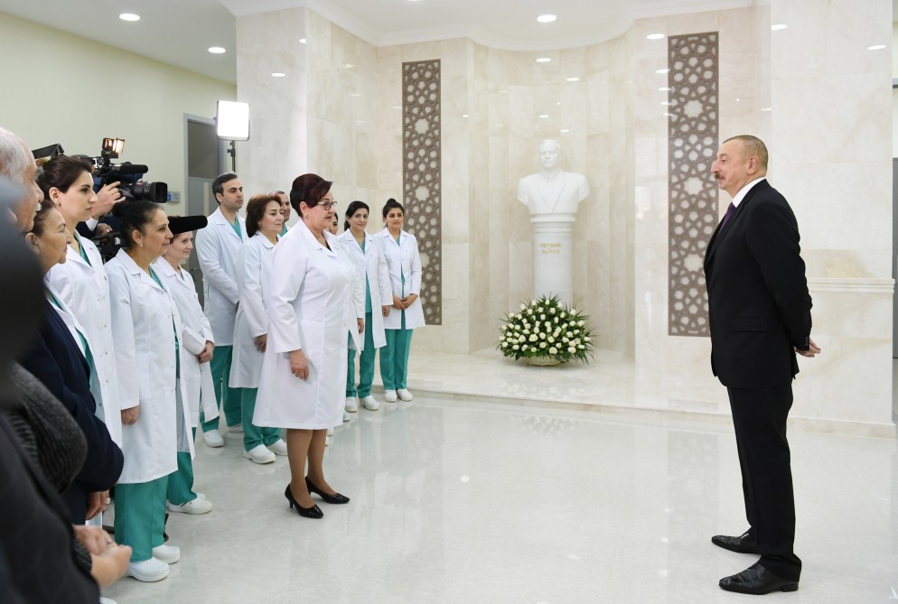 İlham Əliyev yeni xəstəxananın açılışında - FOTO