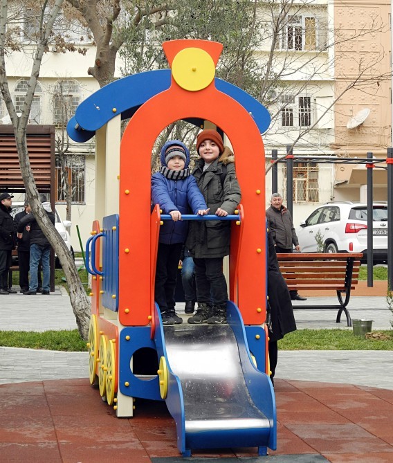 Abadlaşdırılan növbəti həyət istifadəyə verildi - FOTOLAR