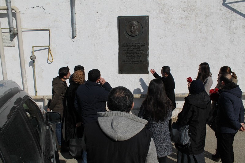 Rəsulzadənin barelyefi oğurlandı - FOTO