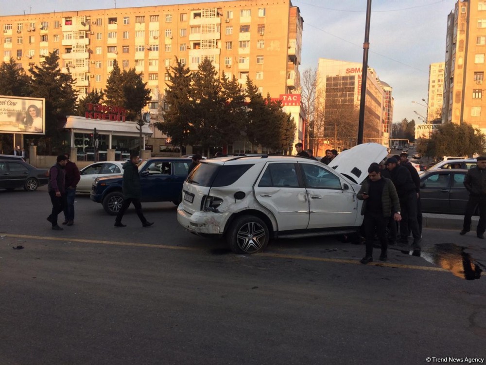 Bakıda zəncirvari qəza: 4 maşın bir-birinə çırpıldı (FOTO)