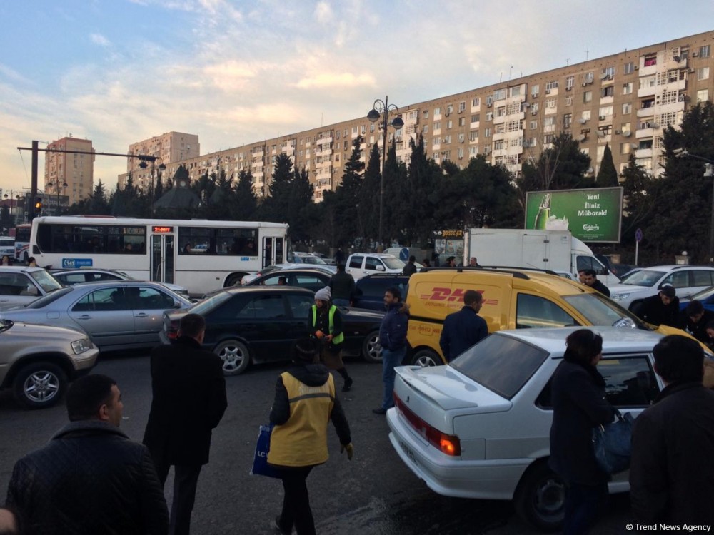 Bakıda zəncirvari qəza: 4 maşın bir-birinə çırpıldı (FOTO)