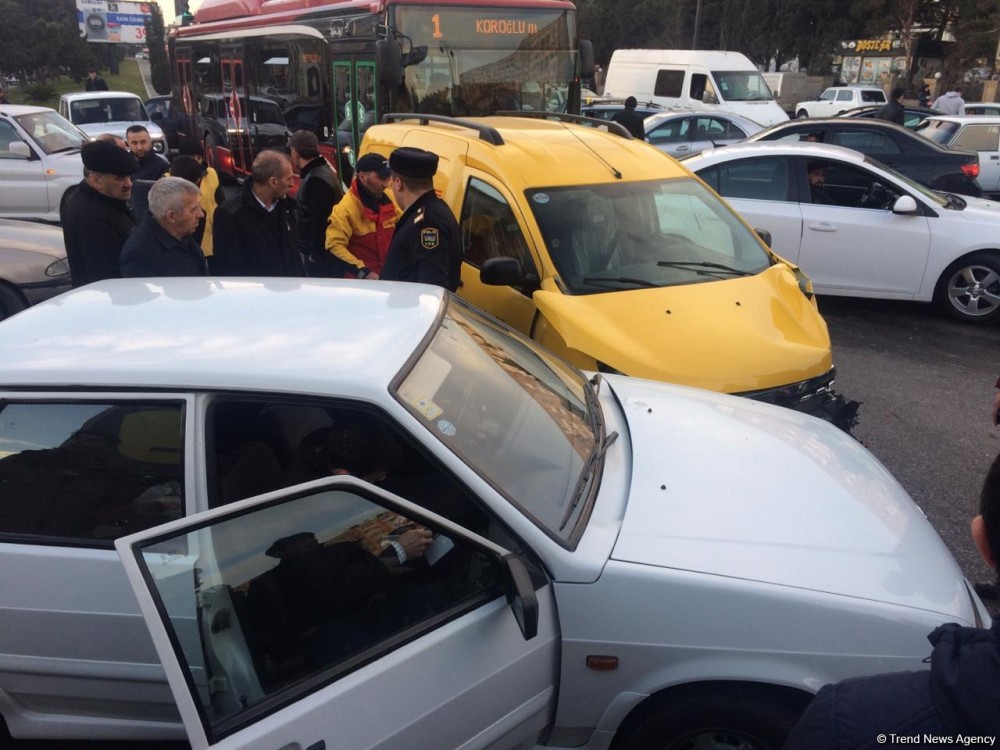 Bakıda zəncirvari qəza: 4 maşın bir-birinə çırpıldı (FOTO)