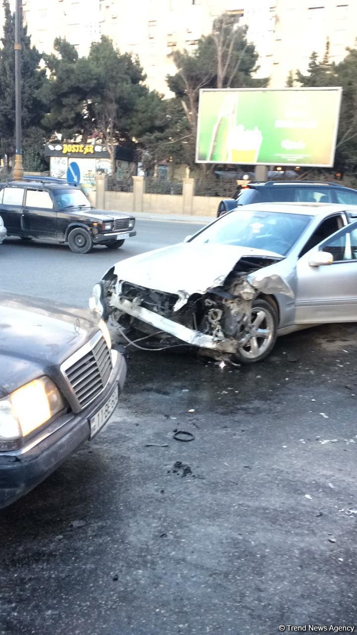 Bakıda zəncirvari qəza: 4 maşın bir-birinə çırpıldı (FOTO)