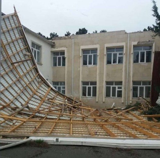 Külək Bakıda məktəbin dam örtüyünü uçurdu - FOTO