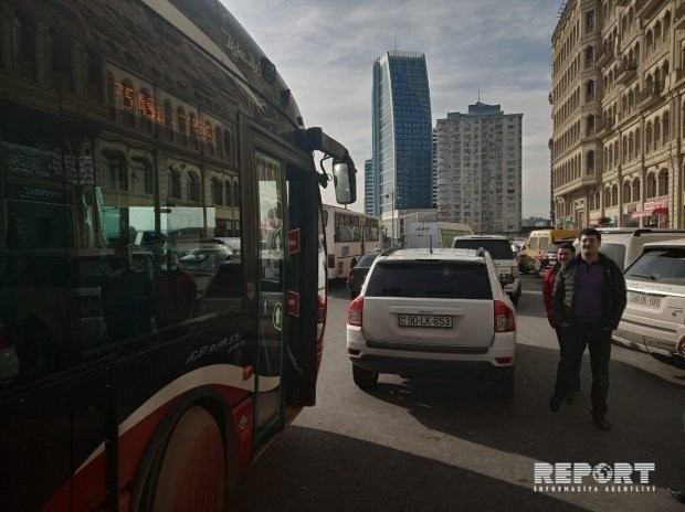 Ticarət Mərkəzinin qarşısında "Bakubus" qəza törətdi