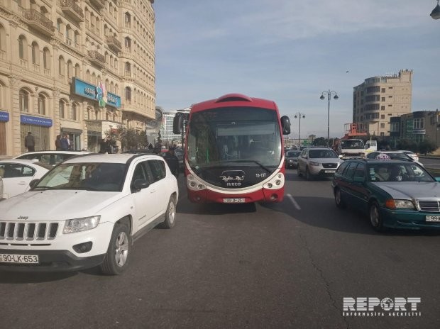 Ticarət Mərkəzinin qarşısında "Bakubus" qəza törətdi